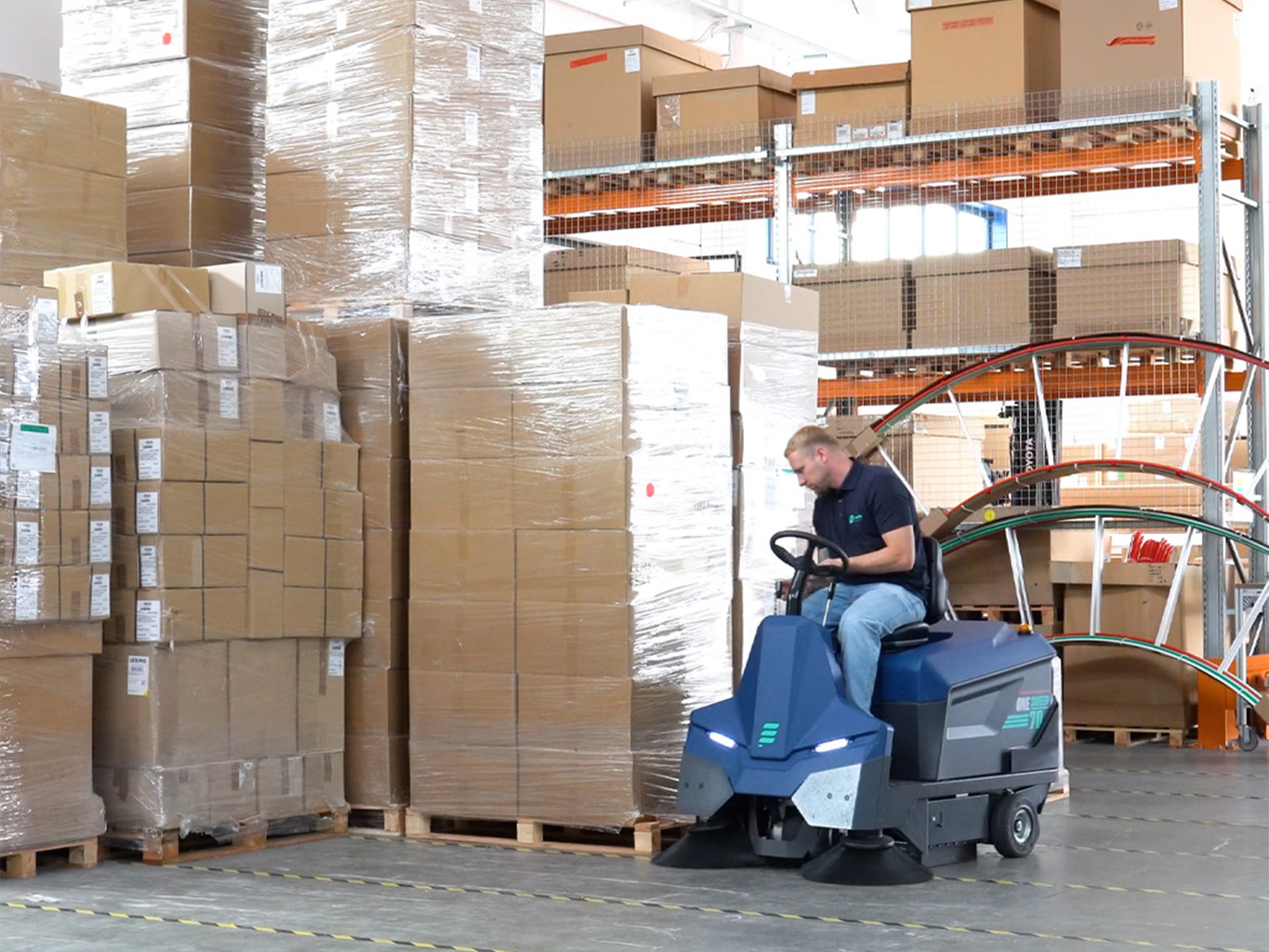 Spazzare i pavimenti nel settore logistico ocn una spazzatrice professionale OneSweep di E-Ones