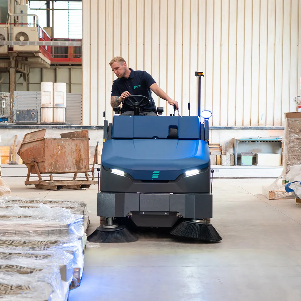Spazzare le aree di stoccaggio merce nelle grandi aziende produttive con spazzatrici E-Ones