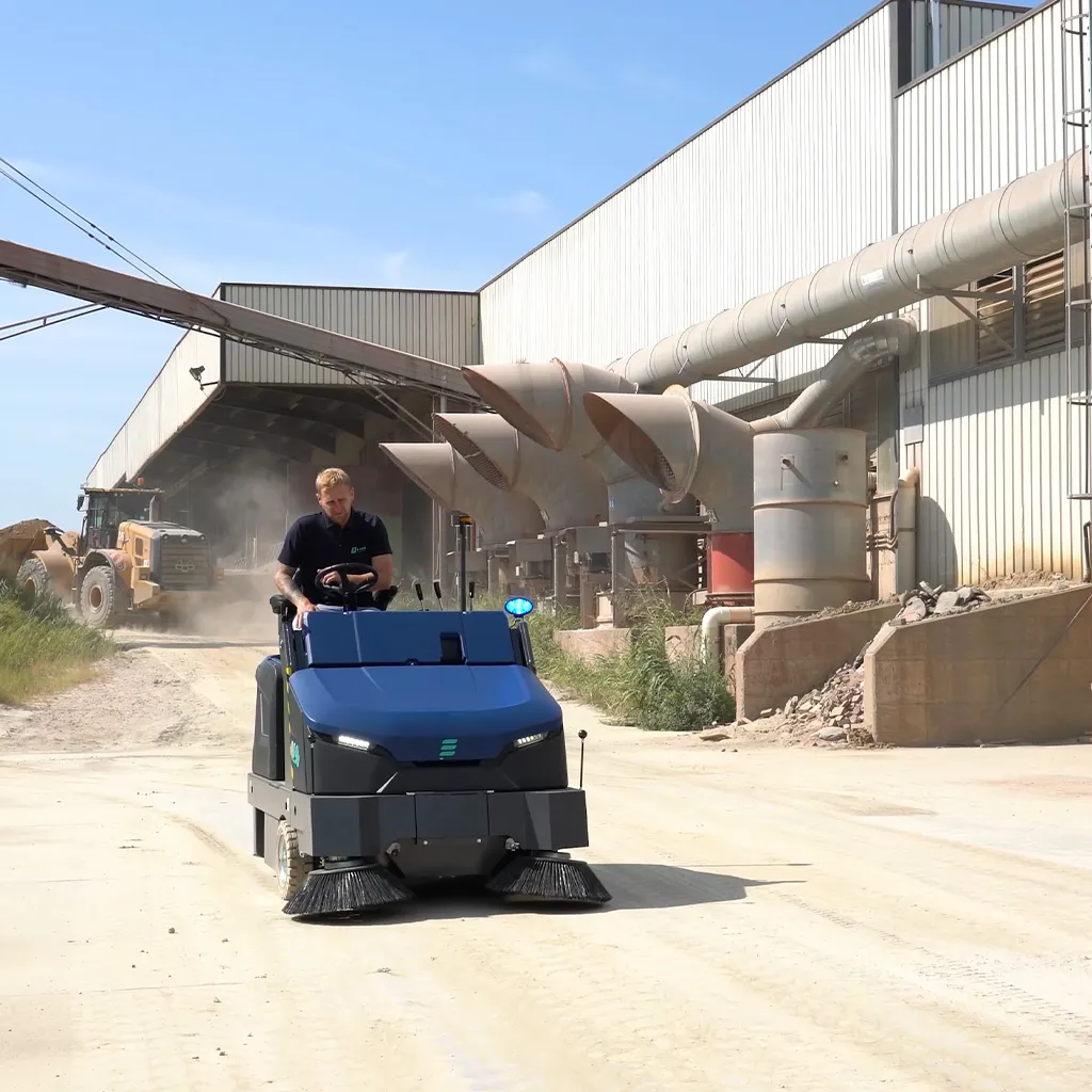 Pulire piazzali e spazi esterni nell'industria produttiva con spazzatrici E-Ones