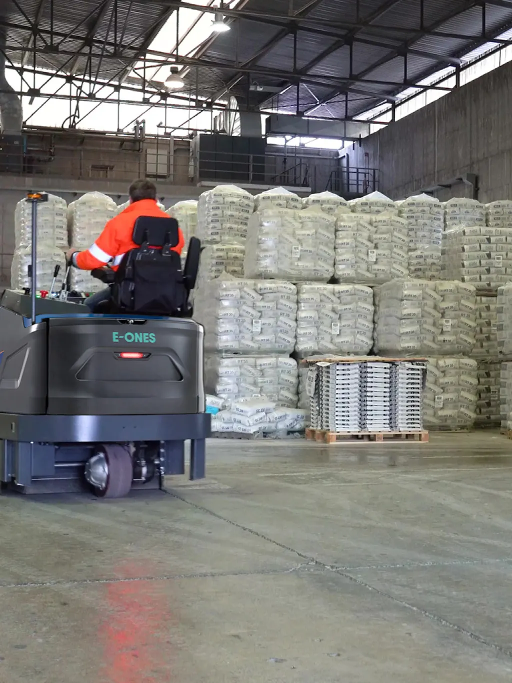 E-Ones OneSweep 90 spazzatrice industriale per ambienti molto grandi