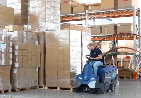 Spazzare i pavimenti nel settore logistico ocn una spazzatrice professionale OneSweep di E-Ones